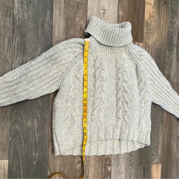 Sundance S Light Gray Cowl Neck Cropped THICK 100 % Merino Wool Cable Sweater - Picture 7 of 10
